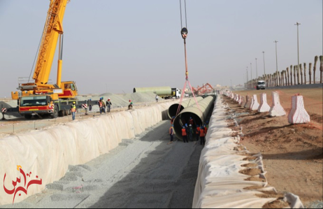  صورة توضحقناة شمال مطار الملك عبدالعزيزإثناء أعمال الإنشاء وبعد الانتهاء من التنفيذ