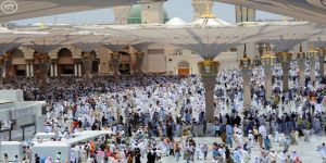 مئات الآلاف يحتشدون في المسجد النبوي لأداء صلاة الجمعة وسط أجواء إيمانية
