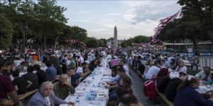 آلاف الصائمين يجتمعون على موائد الإفطار في "السلطان أحمد" بإسطنبول