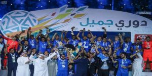 رئيس الاتحاد السعودي لكرة القدم يتوج الهلال بكأس الدوري السعودي للمحترفين لكرة القدم