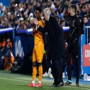 أنشيلوتي يرد على تكهنات انتقال فينيسيوس من ريال مدريد للدوري السعودي