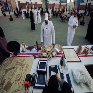 شريفة الشيخ تبهر زوار معرض جازان للكتاب بإبداعاتها في الخط العربي