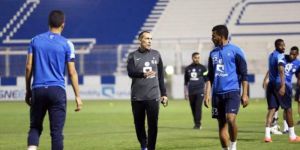 دونيس للاعبين: بإمكانكم إسعاد جماهير الهلال.. ومطالبة لياسر